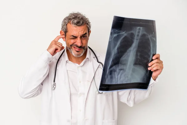 Médico Meia Idade Caucasiano Segurando Uma Radiografia Isolada Fundo Branco — Fotografia de Stock