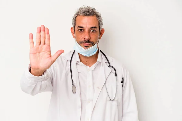 Arzt Mittleren Alters Trägt Eine Maske Für Virus Isoliert Auf — Stockfoto
