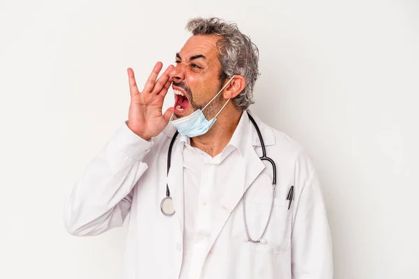 Médico Meia Idade Homem Vestindo Uma Máscara Para Vírus Isolado — Fotografia de Stock