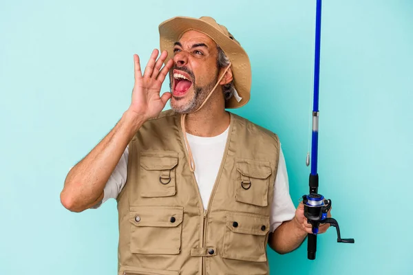 Pescador Caucasiano Meia Idade Segurando Haste Isolada Fundo Azul Gritando — Fotografia de Stock