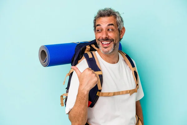 Middle Age Hiker Caucasian Man Isolated Blue Background Points Thumb — ストック写真