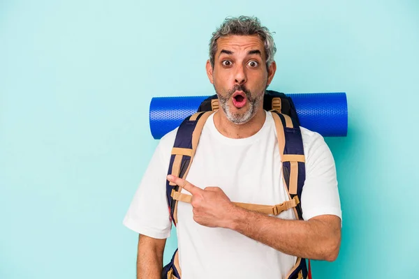 Homem Caucasiano Caminhante Meia Idade Isolado Fundo Azul Apontando Para — Fotografia de Stock