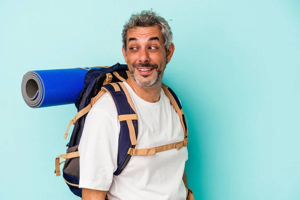 Homem Caucasiano Caminhante Meia Idade Isolado Fundo Azul Olha Para — Fotografia de Stock