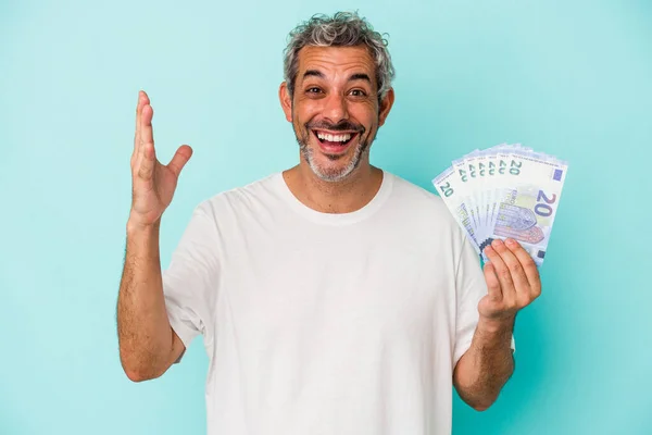 Hombre Caucásico Mediana Edad Sosteniendo Billetes Aislados Sobre Fondo Azul — Foto de Stock