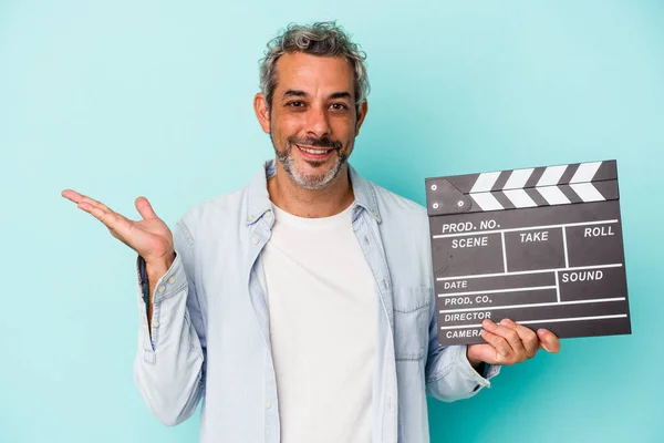 Moyen Age Homme Caucasien Tenant Clapperboard Isolé Sur Fond Bleu — Photo