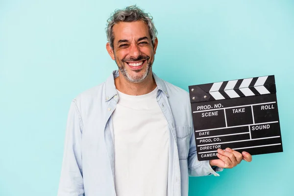 Moyen Age Caucasien Homme Tenant Clapperboard Isolé Sur Fond Bleu — Photo