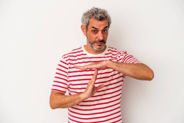 Beyaz arka planda izole edilmiş orta yaşlı beyaz bir adam bir mola hareketi gösteriyor..