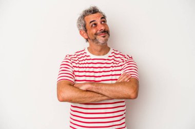 Beyaz arka planda izole edilmiş orta yaşlı beyaz adam hedeflerine ve amaçlarına ulaşma hayali kuruyor.