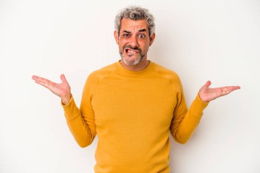 Beyaz arka planda izole edilmiş orta yaşlı beyaz bir adam. Kafası karışmış ve omuz silkiyor. Kopya alanını tutmak için..