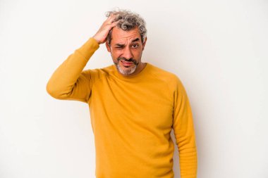 Beyaz arka planda soyutlanmış orta yaşlı beyaz bir adam yorgun ve uykulu..