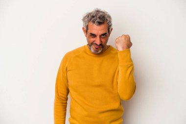Beyaz arka planda izole edilmiş orta yaşlı beyaz bir adam yumruğunu kameraya gösteriyor, agresif yüz ifadesi var..