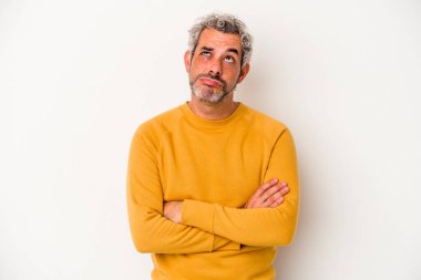 Beyaz arka planda izole edilmiş orta yaşlı beyaz bir adam tekrarlanan bir görevden yoruldu.