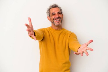 Beyaz arka planda izole edilmiş orta yaşlı beyaz adam kameraya sarıldığı için kendinden emin hissediyor..