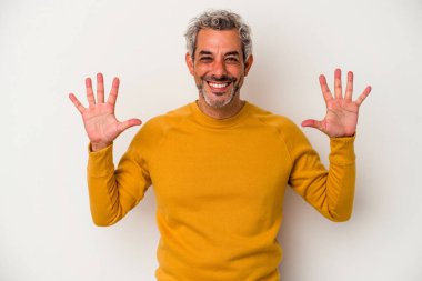 Beyaz arka planda izole edilmiş orta yaşlı beyaz adam on numarayı elleriyle gösteriyor..