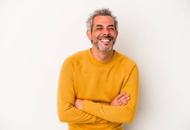 Beyaz arka planda izole edilmiş orta yaşlı beyaz adam gülüyor ve eğleniyor..