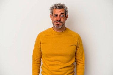 Beyaz arka planda izole edilmiş orta yaşlı beyaz adamın yanakları şişer, yorgun bir ifadesi vardır. Yüz ifadesi kavramı.