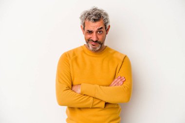 Beyaz arka planda izole edilmiş orta yaşlı beyaz bir adam kameraya alaycı bir ifadeyle bakıyor..