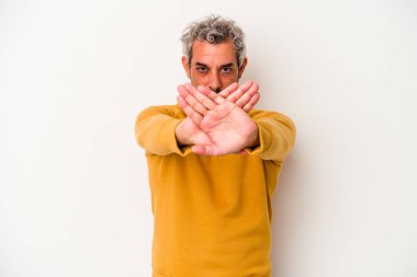 Beyaz arka planda izole edilmiş orta yaşlı beyaz bir adam inkar jesti yapıyor.