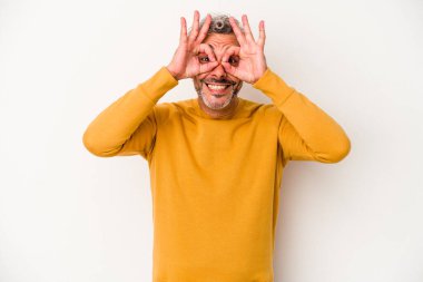 Beyaz arka planda izole edilmiş orta yaşlı beyaz bir adam gözlerinde iyi işaretler gösteriyor.