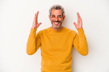 Beyaz arka planda izole edilmiş orta yaşlı beyaz bir adam neşeli bir şekilde gülüyor. Mutluluk kavramı.