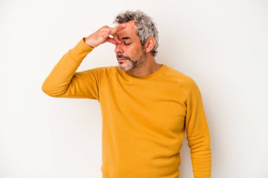 Beyaz arka planda izole edilmiş orta yaşlı beyaz bir adam başı ağrıyor, yüzüne dokunuyor..