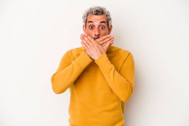Beyaz arka planda izole edilmiş orta yaşlı beyaz bir adam ağzı kapalı ve elleri endişeli görünüyor..
