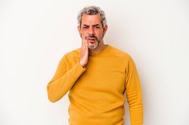 Beyaz arka planda izole edilmiş orta yaşlı beyaz bir adam güçlü bir diş ağrısı ve azı dişi ağrısı var..