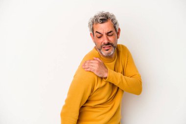 Beyaz arka planda izole edilmiş orta yaşlı beyaz bir adam omuz ağrısı çekiyor..