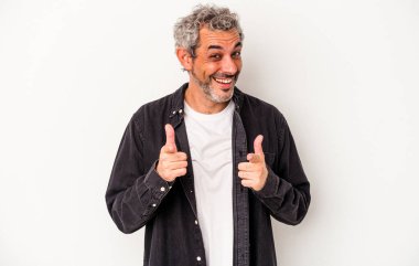 Beyaz arka planda izole edilmiş orta yaşlı beyaz adam parmaklarıyla ön tarafı işaret ediyor..