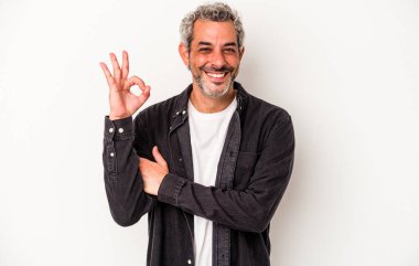 Beyaz arka planda izole edilmiş orta yaşlı beyaz bir adam göz açıp kapayıncaya kadar elinde iyi bir el hareketi tutuyor..