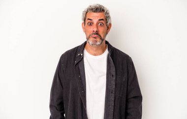 Beyaz arka planda izole edilmiş orta yaşlı beyaz bir adam üzgün, ciddi bir yüz, sefil ve hoşnutsuz hissediyor..