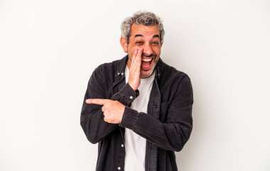 Beyaz arka planda izole edilmiş orta yaşlı beyaz bir adam bir dedikodu söylüyor, bir haber sunuyor..