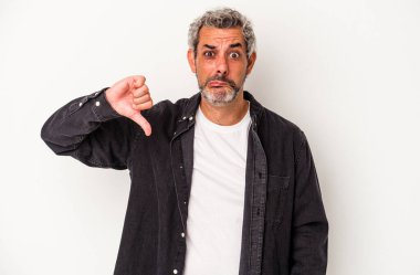 Beyaz arka planda izole edilmiş orta yaşlı beyaz bir adam hoşlanmadığı bir hareket sergiliyor. Anlaşmazlık konsepti.