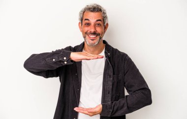 Beyaz arka planda izole edilmiş orta yaşlı beyaz adam iki eliyle bir şey tutuyor, ürün sunumu..