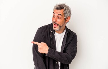 Orta yaşlı beyaz bir adam beyaz arka plan noktalarına izole edilmiş, başparmak uzakta, gülüyor ve kaygısız..