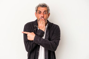 Beyaz arka planda izole edilmiş orta yaşlı beyaz bir adam...