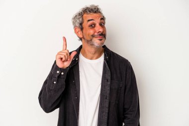 Beyaz arka planda izole edilmiş orta yaşlı beyaz bir adam bir numarayı parmağıyla gösteriyor..