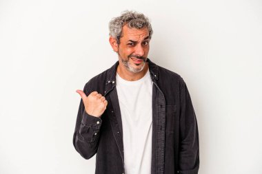 Beyaz arka planda izole edilmiş orta yaşlı beyaz adam işaret parmağıyla fotokopi alanını işaret ederek şok oldu..