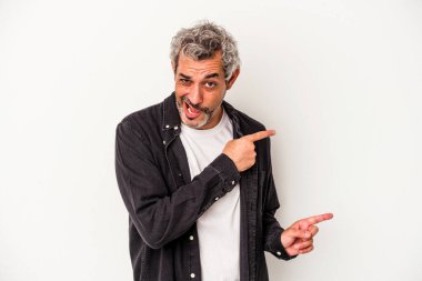 Beyaz arka planda izole edilmiş orta yaşlı beyaz bir adam işaret parmağıyla fotokopi alanını işaret ederek heyecan ve arzusunu ifade ediyor..