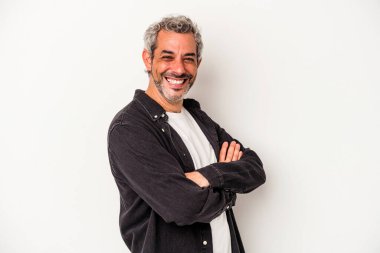 Beyaz arka planda izole edilmiş orta yaşlı beyaz adam mutlu, güler yüzlü ve neşeli..