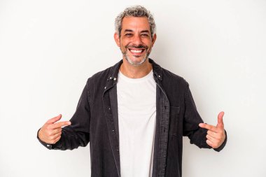 Beyaz arka planda izole edilmiş orta yaşlı beyaz bir adam parmakları aşağıda, olumlu bir his var..