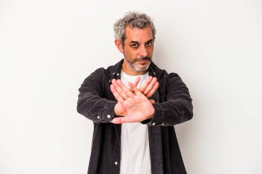 Beyaz arka planda izole edilmiş orta yaşlı beyaz bir adam elini uzatmış, dur işareti göstererek seni engelliyor..
