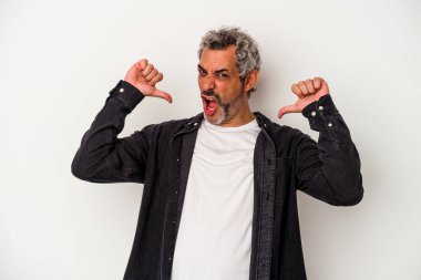 Beyaz arka planda izole edilmiş orta yaşlı beyaz adam gururlu ve kendinden emin hissediyor, örnek olarak..