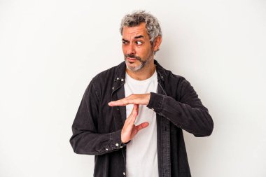 Beyaz arka planda izole edilmiş orta yaşlı beyaz bir adam bir mola hareketi gösteriyor..