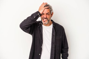 Beyaz arka planda izole edilmiş orta yaşlı beyaz bir adam bir şeyi unutuyor. Alnına avuç içi ve kapalı gözlerle vuruyor..
