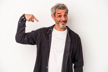 Beyaz arka planda yaşayan orta yaşlı, beyaz tenli bir adam gömleğin fotokopi odasını gösteriyor, gururlu ve kendinden emin.