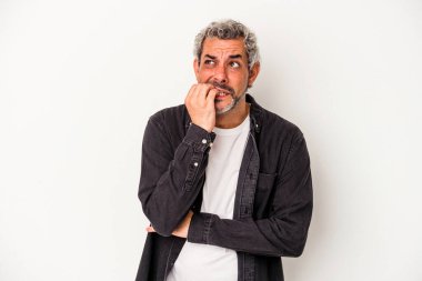 Beyaz arka planda izole edilmiş, tırnak yiyen, gergin ve endişeli orta yaşlı bir adam..