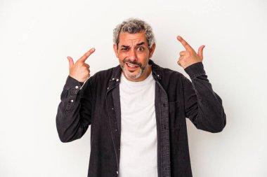 Beyaz arka planda izole edilmiş orta yaşlı beyaz bir adam işaret parmağıyla hayal kırıklığı jesti yapıyor..