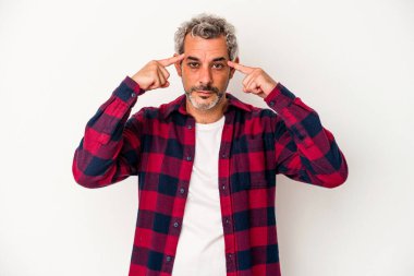 Beyaz arka planda izole edilmiş orta yaşlı beyaz bir adam bir göreve odaklanmış, işaret parmaklarını işaret ediyor..