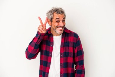 Beyaz arka planda izole edilmiş orta yaşlı beyaz bir adam iki numarayı parmaklarıyla gösteriyor..
